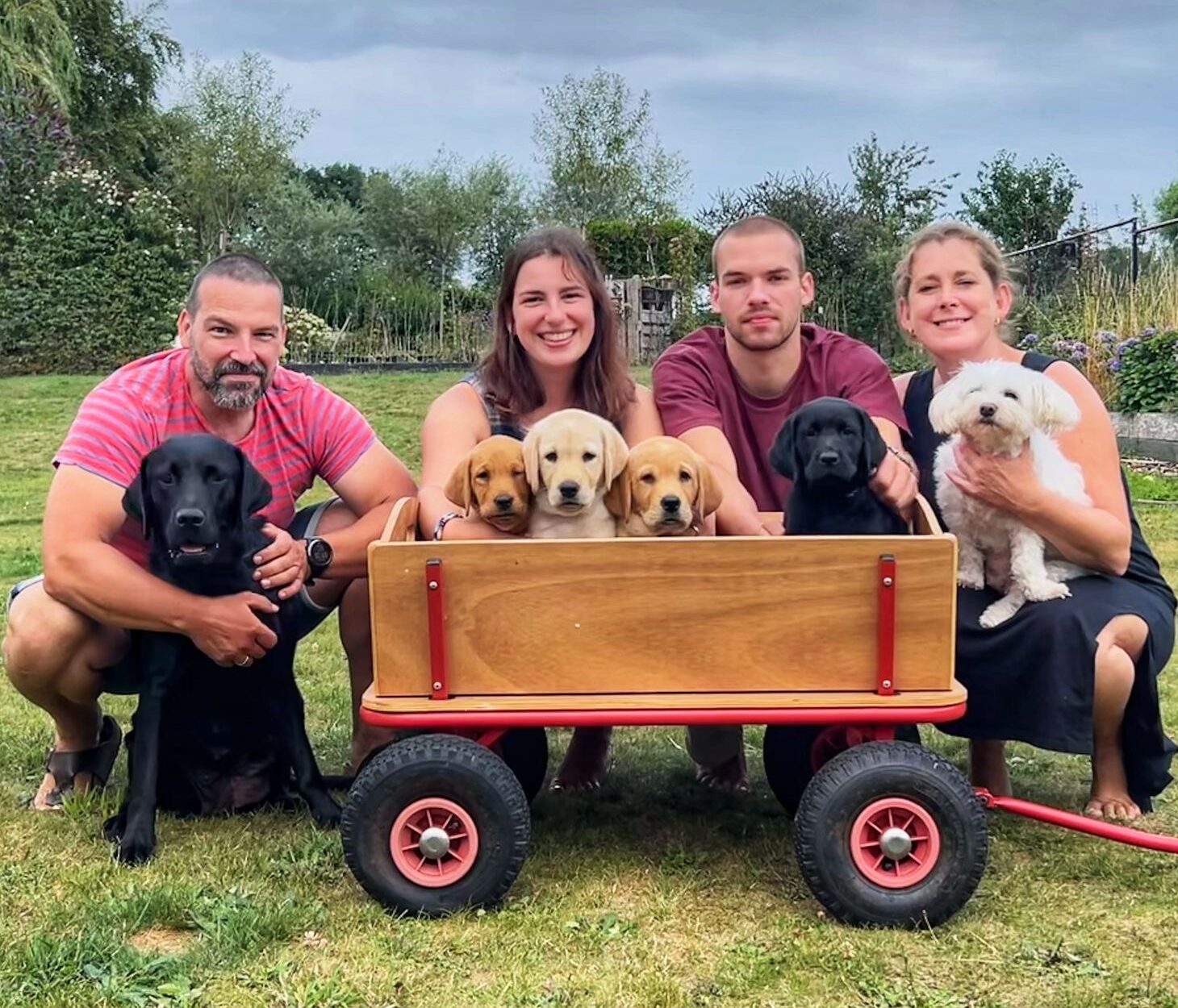 Gastgezin moederhond Komtesse met haar pups